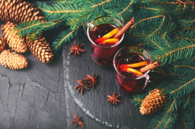 Sıcak mulled şarap. Noel ağaç dalları ve koniler. Tatil.