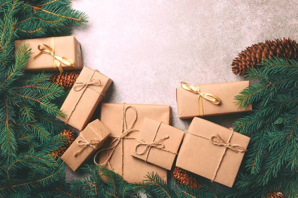 クリスマスの背景。クラフト ギフト ボックスと装飾 — ストック写真