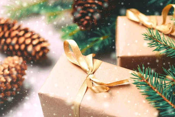 Fondo de Navidad. Cajas de regalo artesanales y decoración —  Fotos de Stock