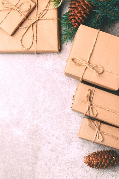 Fondo de Navidad. Cajas de regalo artesanales y decoración —  Fotos de Stock