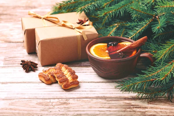 Ζεστό ζεστό κρασί με μπαχαρικά και τα cookies. Χριστουγεννιάτικο δέντρο — Φωτογραφία Αρχείου