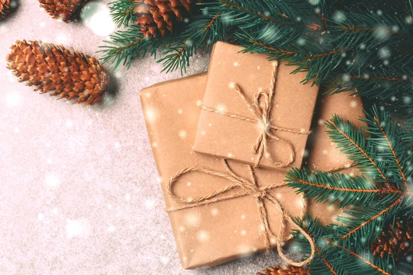 Kerstmis achtergrond. Ambachtelijke geschenkdozen en decoratie — Stockfoto