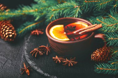 Sıcak mulled şarap. Noel ağaç dalları ve koniler. Tatil.