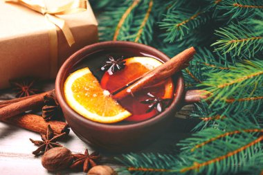 Sıcak mulled şarap. Noel ağacı dalları, hediyeler ve koniler