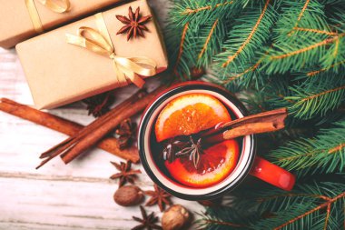 Sıcak mulled şarap. Noel ağacı dalları, hediyeler ve koniler