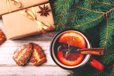 Sıcak mulled şarap baharat ve çerezler ile. Noel ağacı