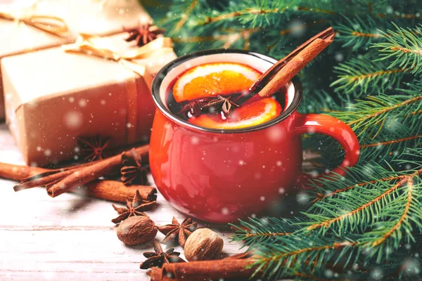 Ζεστό mulled κρασί. Κλαδιών χριστουγεννιάτικο δέντρο, τα δώρα και κώνους — Φωτογραφία Αρχείου