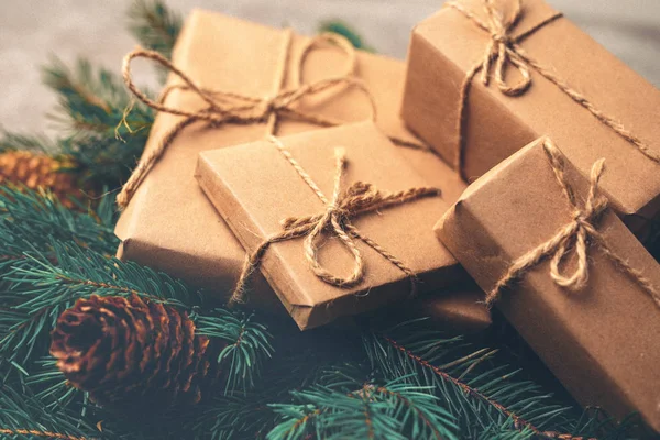 Kerstmis achtergrond. Geschenkdozen en decoratie - boom en kegel — Stockfoto