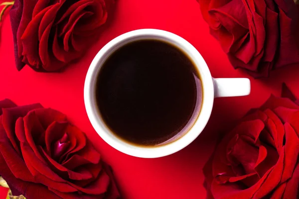 Espresso y rosas sobre fondo rojo. Aumento de color. San Valentín — Foto de Stock