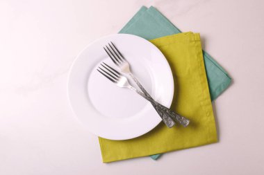 Gıda arka plan. Beyaz boş tabak, çatal bıçak takımı, peçete. Üstten Görünüm, c