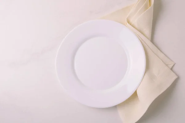 Élelmiszer-háttér. Fehér üres lemez, szalvéta. Szemközti nézet, copyspace. — Stock Fotó