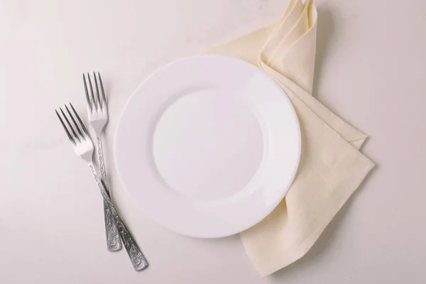 Lebensmittel-Hintergrund. weißer leerer Teller, Besteck, Serviette. Draufsicht, c — Stockfoto