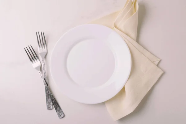 Esperienza alimentare. Piatto bianco vuoto, posate, tovagliolo. Vista dall'alto, c — Foto Stock