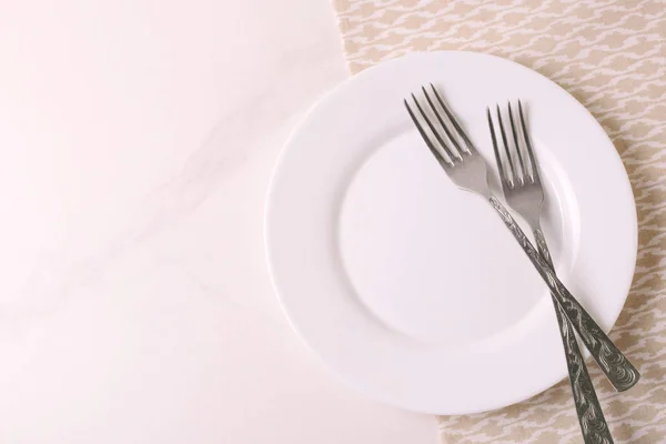 Fondo alimenticio. Blanco plato vacío, cubiertos, servilleta. Vista superior, c —  Fotos de Stock