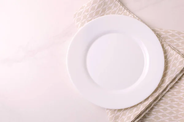 Lebensmittel-Hintergrund. weißer leerer Teller, Serviette vorhanden. Ansicht von oben, Kopierraum. — Stockfoto