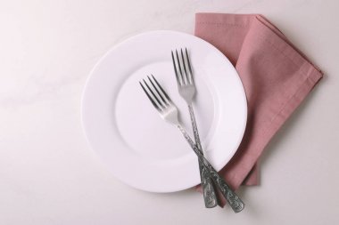 Gıda arka plan. Beyaz boş tabak, çatal bıçak takımı, peçete. Üstten Görünüm, c