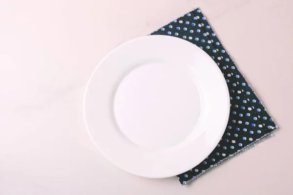 Food background. White empty plate,  napkin. Top view, copyspace — Stock Photo, Image