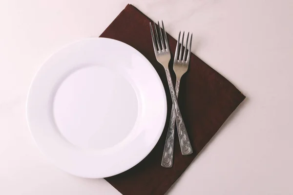 Lebensmittel-Hintergrund. weißer leerer Teller, Besteck, Serviette. Draufsicht, c — Stockfoto