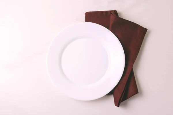 Fondo alimenticio. Plato blanco vacío, servilleta. Vista superior, copyspace — Foto de Stock
