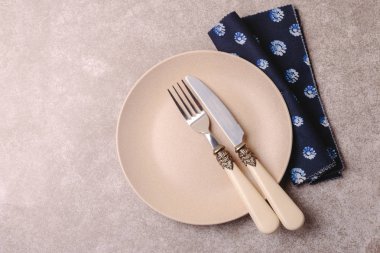 Boş vintage seramik tabak, çatal bıçak takımı, peçete. Üstten Görünüm, copyspac