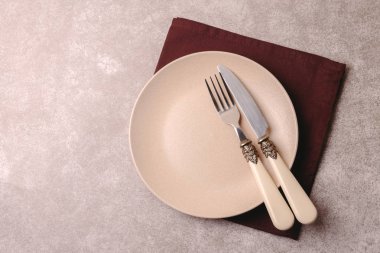 Boş vintage seramik tabak, çatal bıçak takımı, peçete. Üstten Görünüm, copyspac