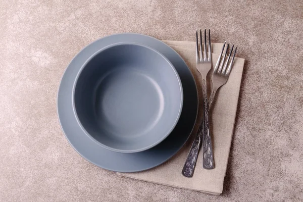 食物背景。白色的空盘子, 餐具, 餐巾。顶部视图, c — 图库照片