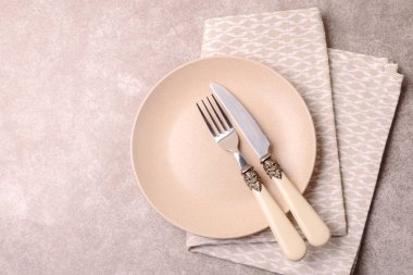 Boş vintage seramik tabak, çatal bıçak takımı, peçete. Üstten Görünüm, copyspac