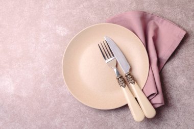 Boş vintage seramik tabak, çatal bıçak takımı, peçete. Üstten Görünüm, copyspac