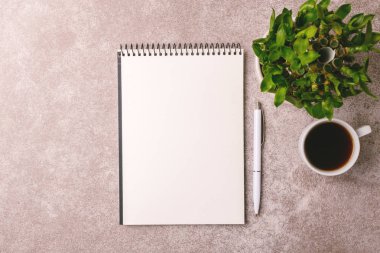 Defter, kalem, bambu ağacı ve kahve. Çalışma alanı. Üstten Görünüm