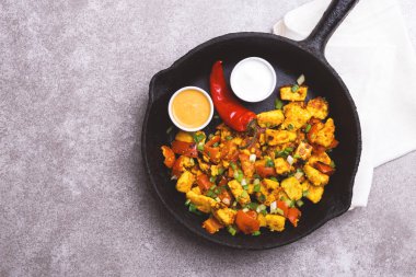 Hint Mutfak. Paneer Tikka Kabab. Asya salata. Üstten Görünüm