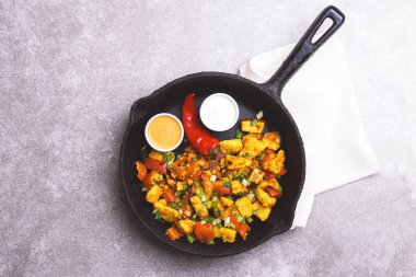 Hint Mutfak. Paneer Tikka Kabab. Asya salata. Üstten Görünüm