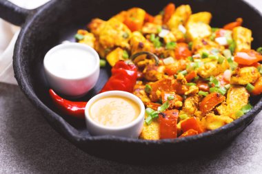 Hint Mutfak. Paneer Tikka Kabab. Asya salata. Üstten Görünüm