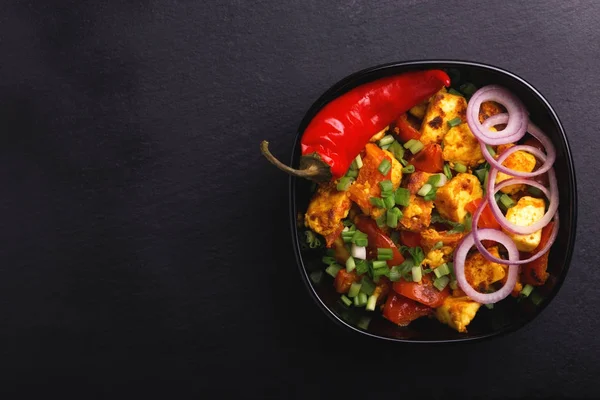 Індійська кухня. Paneer Тікка кабаб. Азіатський салат. Вид зверху — стокове фото