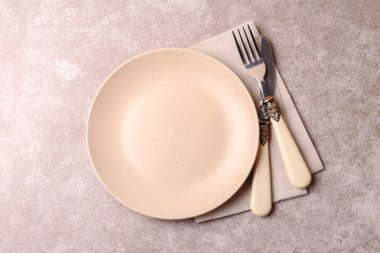 Boş vintage seramik tabak, çatal bıçak takımı, peçete. Üstten Görünüm, copyspac