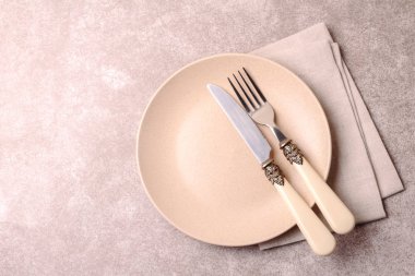 Boş vintage seramik tabak, çatal bıçak takımı, peçete. Üstten Görünüm, copyspac