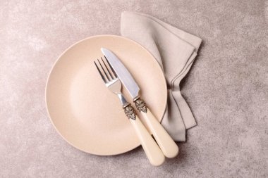 Boş vintage seramik tabak, çatal bıçak takımı, peçete. Üstten Görünüm, copyspac