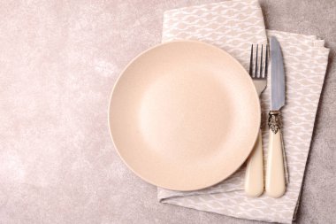 Boş vintage seramik tabak, çatal bıçak takımı, peçete. Üstten Görünüm, copyspac