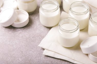 Gri taş zemin üzerine ev yapımı Yunan yoğurt. Sağlıklı gıda