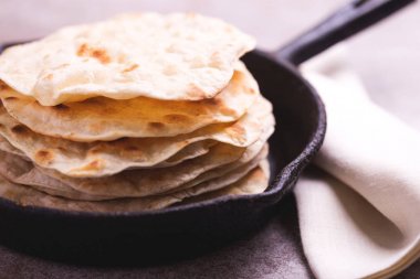 Hint gözleme chapati, yeşil soğan. Renk dalgalanma eğilim.