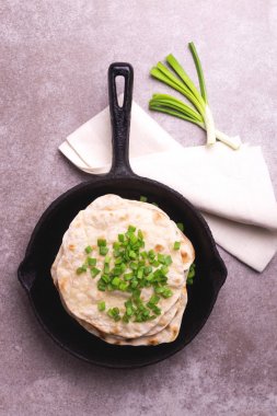 Hint gözleme chapati, yeşil soğan. Renk dalgalanma eğilim.