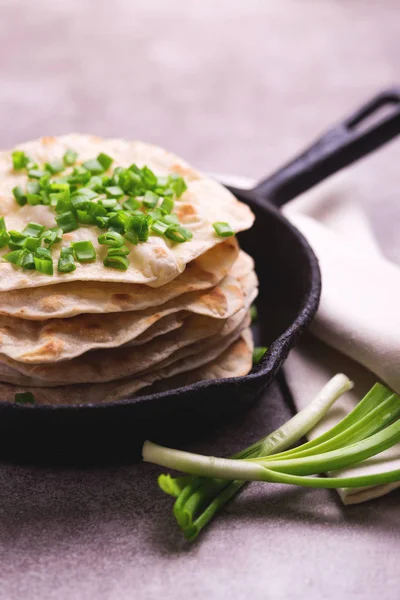 Pane piatto indiano chapati, cipolla verde. Tendenza di sovratensione colore . — Foto Stock