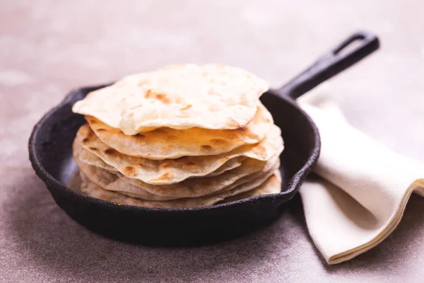 Pane piatto indiano chapati, cipolla verde. Tendenza di sovratensione colore . — Foto Stock