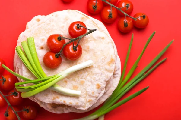 인도 flatbread chapati, 녹색 양파, 체리 토마토 색상 surg — 스톡 사진