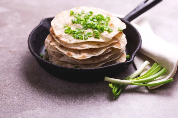 Pane piatto indiano chapati, cipolla verde. Tendenza di sovratensione colore . — Foto Stock