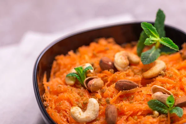 Indische Möhre gajar halwa. Kopierraum, horizontale Ansicht, Flatlay. — Stockfoto