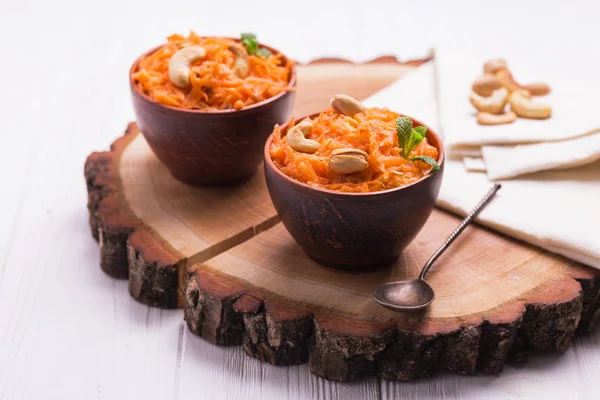 Indische Möhre gajar halwa. Kopierraum, horizontale Ansicht. — Stockfoto