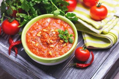 Hint domates Rasam mercimek, nane, kişniş ve kaju