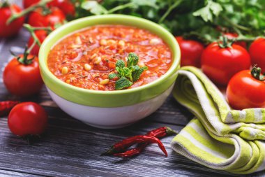 Hint domates Rasam mercimek, nane, kişniş ve kaju