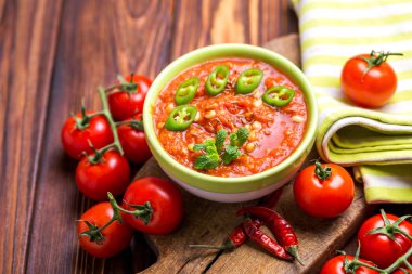 Hint domates Rasam mercimek, nane, kişniş ve kaju