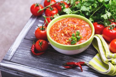 Hint domates Rasam mercimek, nane, kişniş ve kaju